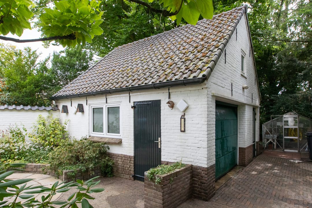 Spacious 1950s Villa with Panoramic Views and Large Private Garden — 38