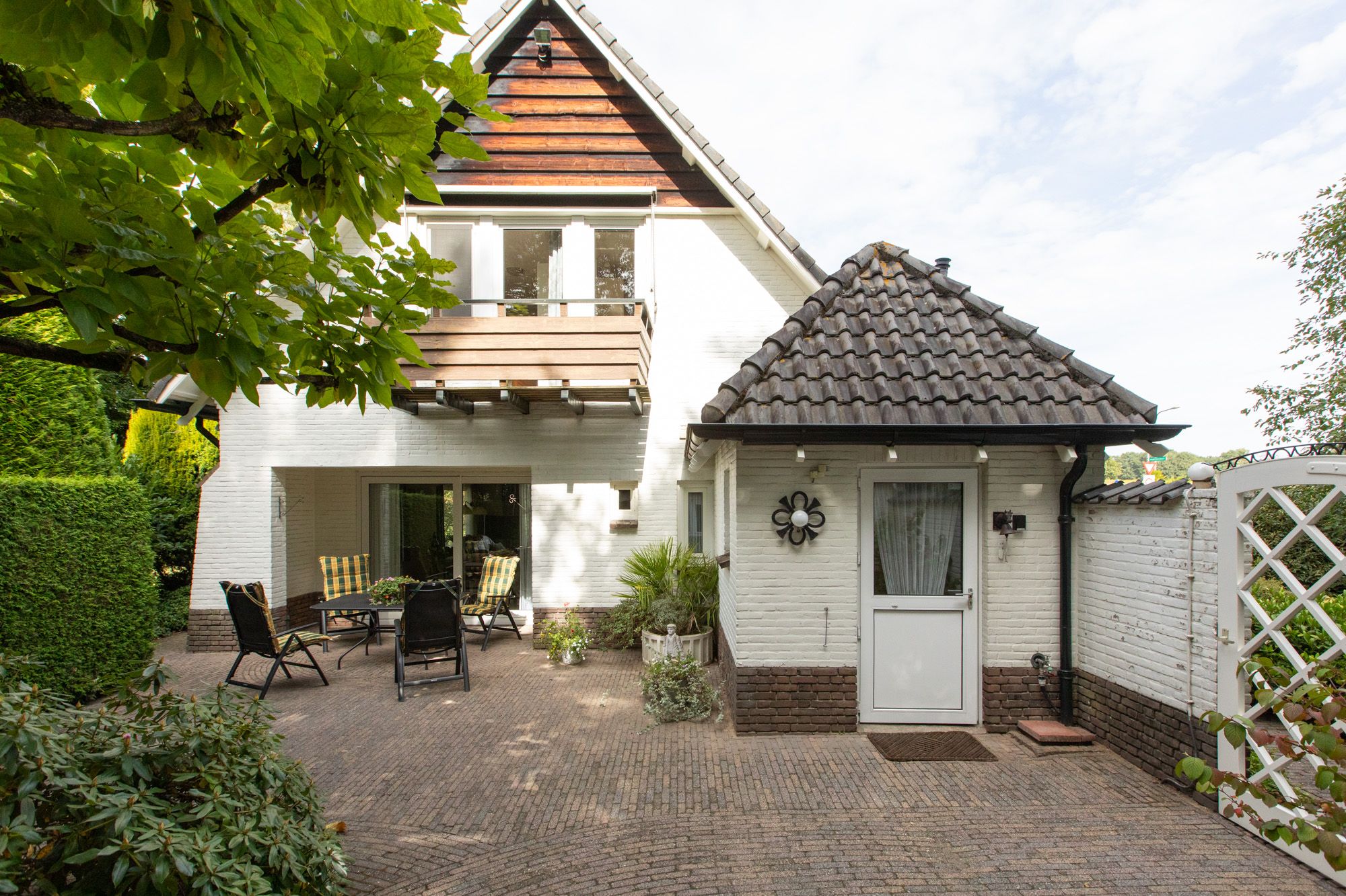 Spacious 1950s Villa with Panoramic Views and Large Private Garden — 33
