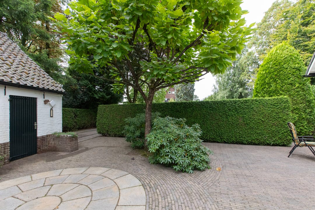 Spacious 1950s Villa with Panoramic Views and Large Private Garden — 37