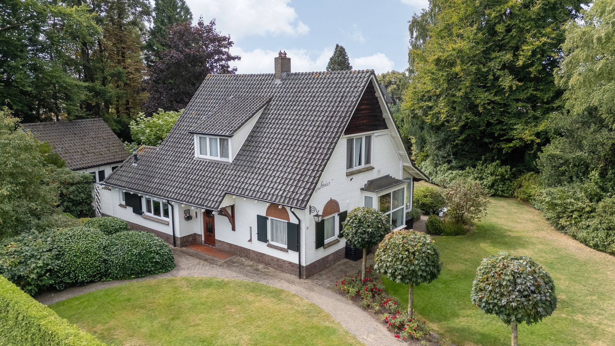 Spacious 1950s Villa with Panoramic Views and Large Private Garden — 42