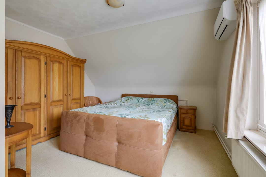 Spacious 1950s Villa with Panoramic Views and Large Private Garden — 23