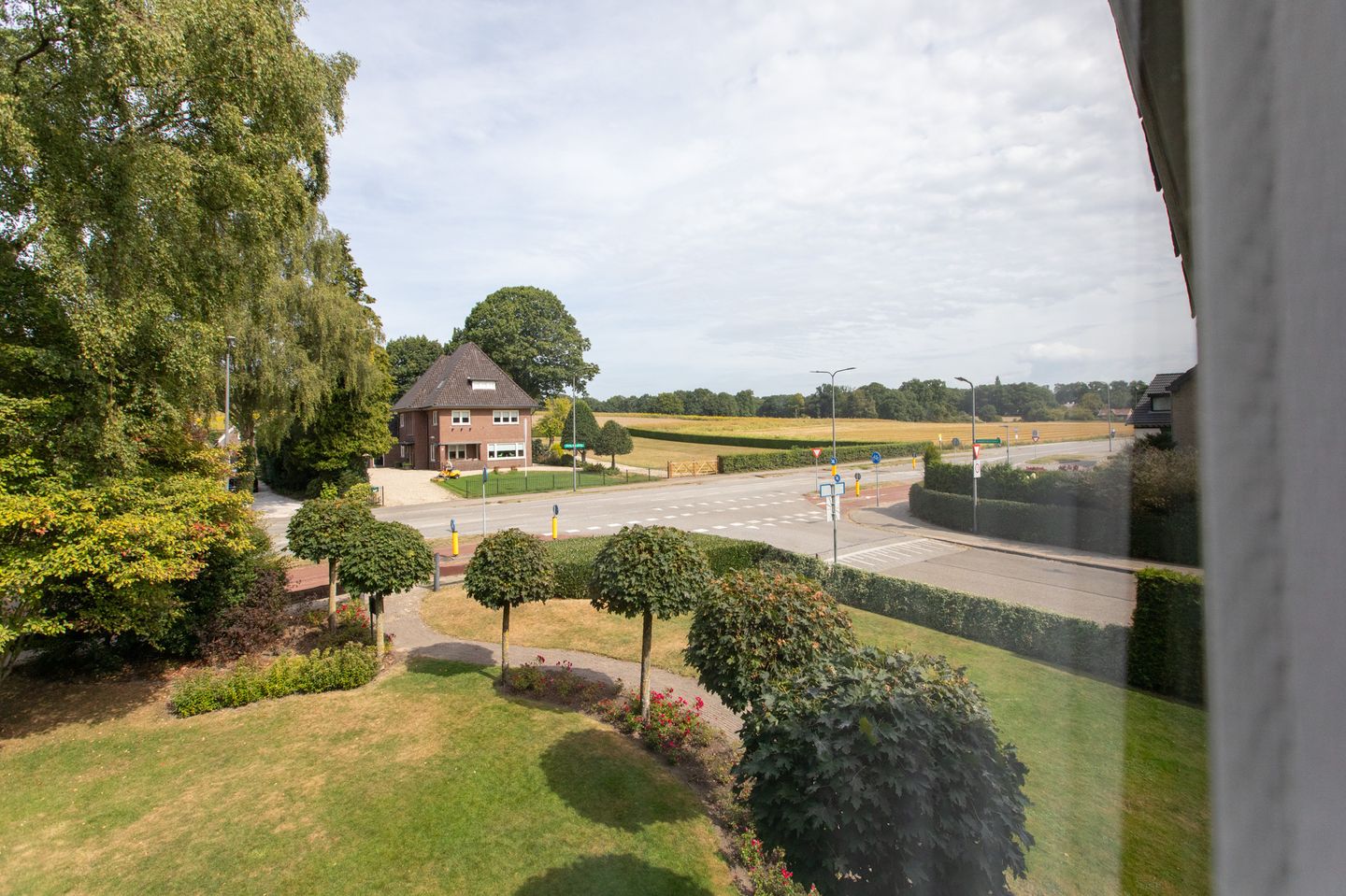 Spacious 1950s Villa with Panoramic Views and Large Private Garden — 29
