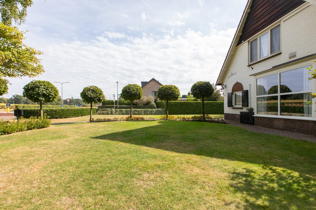 Spacious 1950s Villa with Panoramic Views and Large Private Garden — 8