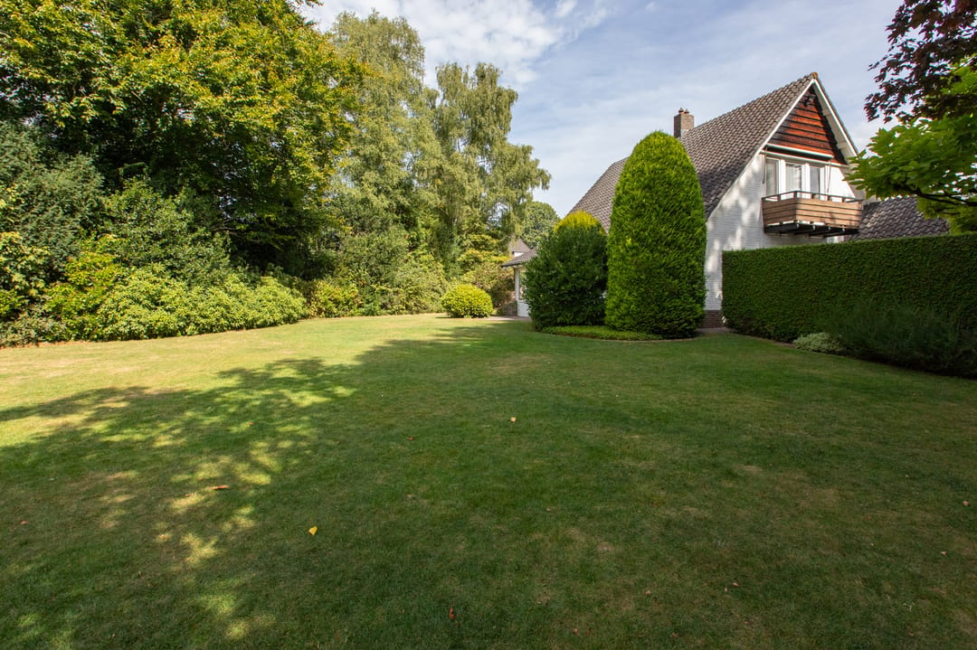 Spacious 1950s Villa with Panoramic Views and Large Private Garden — 31