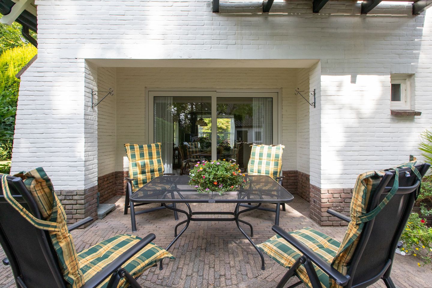 Spacious 1950s Villa with Panoramic Views and Large Private Garden — 34