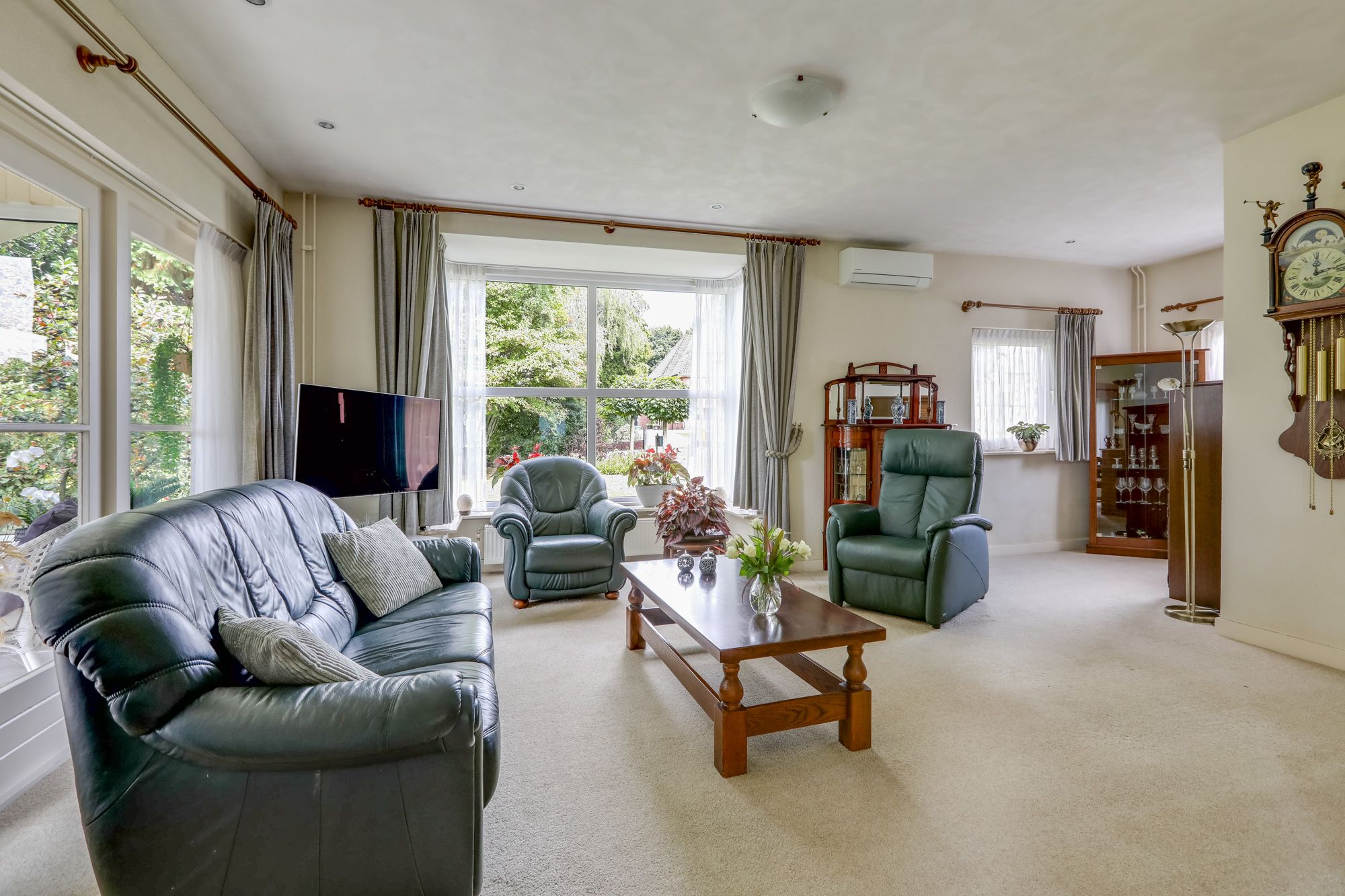 Spacious 1950s Villa with Panoramic Views and Large Private Garden — 12