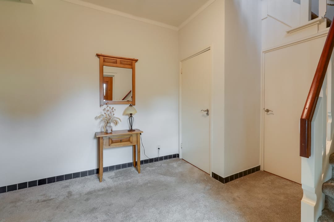 Spacious 1950s Villa with Panoramic Views and Large Private Garden — 11
