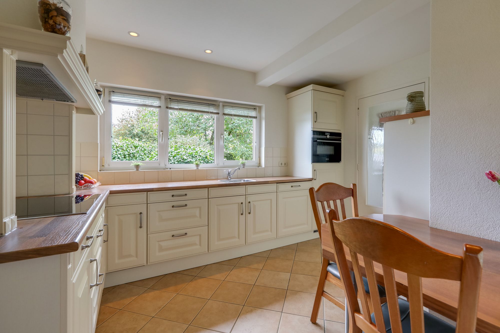 Spacious 1950s Villa with Panoramic Views and Large Private Garden — 18