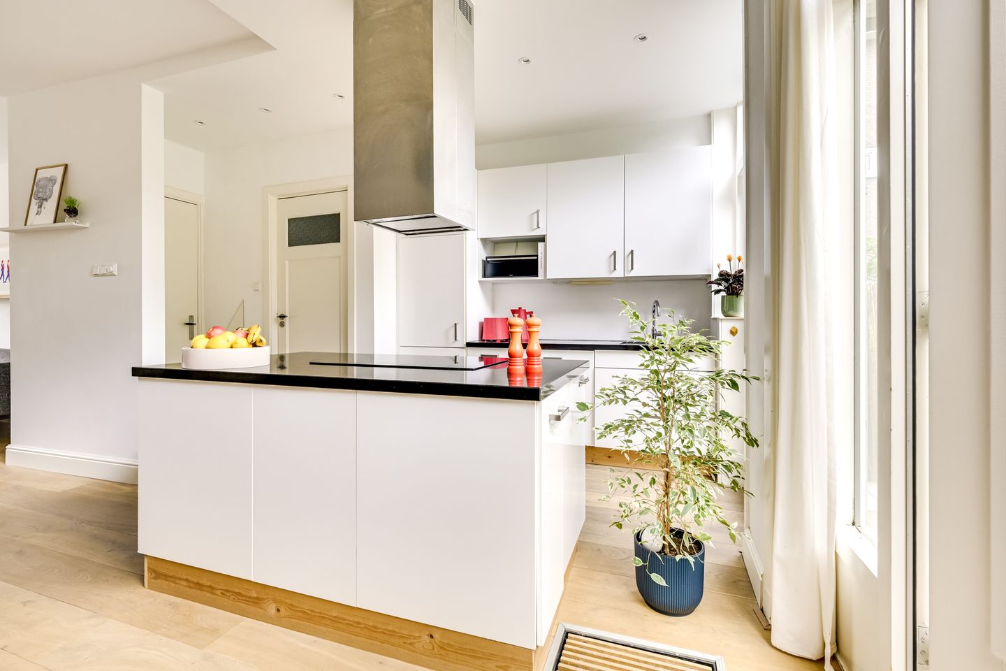 Charming 1930s Terraced Home with Four Bedrooms and Two Bathrooms in Nieuw Engeland — 10