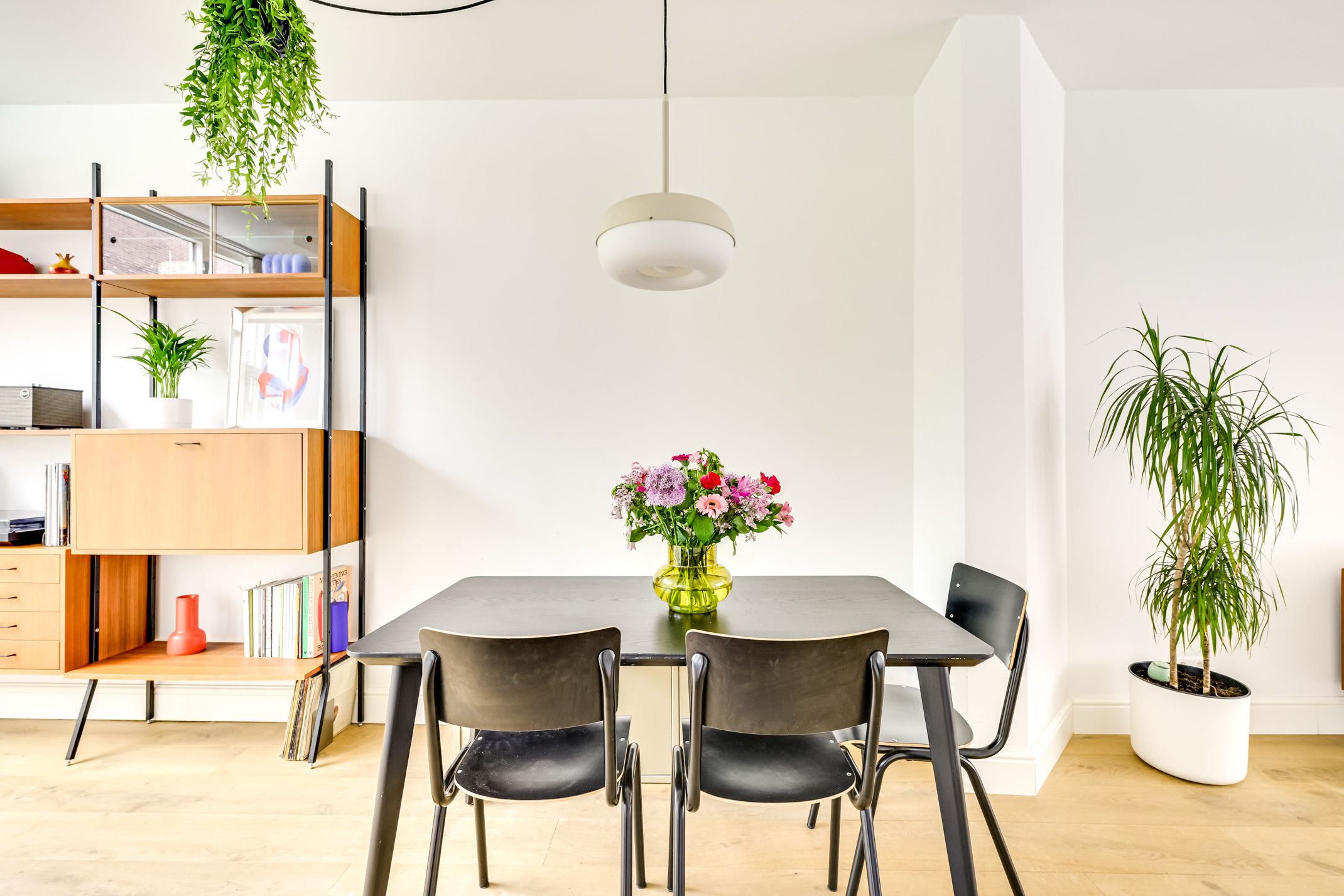 Charming 1930s Terraced Home with Four Bedrooms and Two Bathrooms in Nieuw Engeland — 9