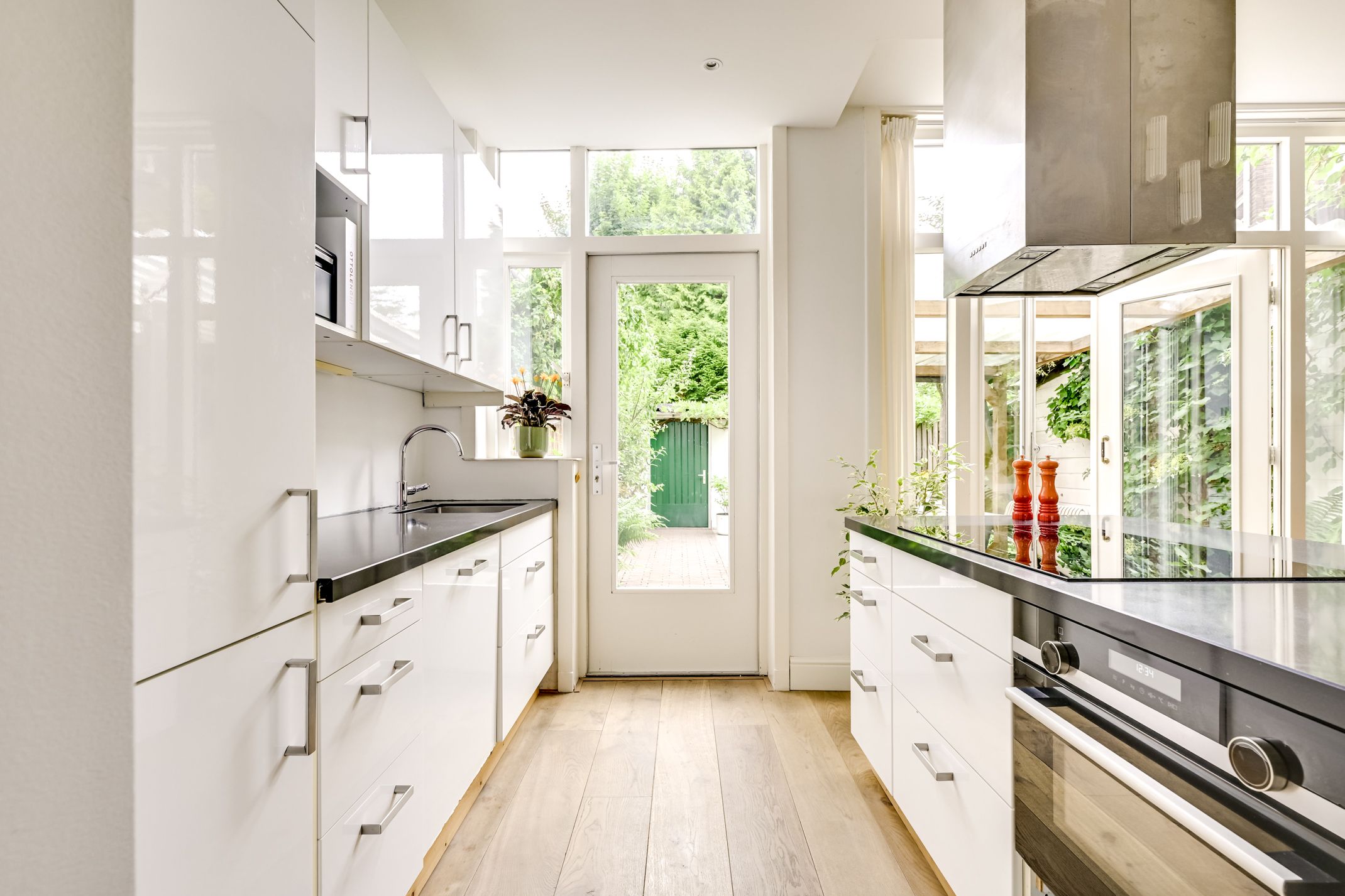 Charming 1930s Terraced Home with Four Bedrooms and Two Bathrooms in Nieuw Engeland — 12