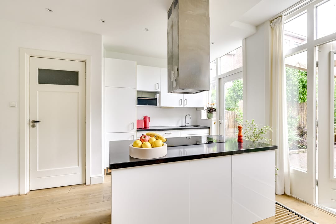 Charming 1930s Terraced Home with Four Bedrooms and Two Bathrooms in Nieuw Engeland — 11