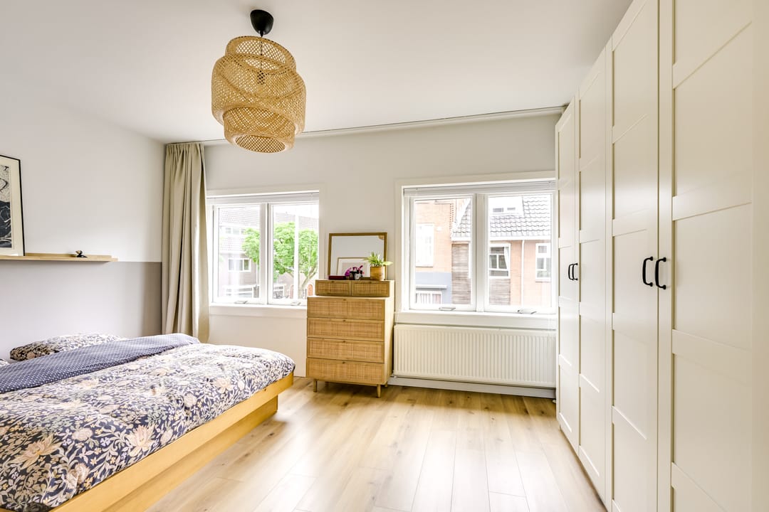 Charming 1930s Terraced Home with Four Bedrooms and Two Bathrooms in Nieuw Engeland — 26