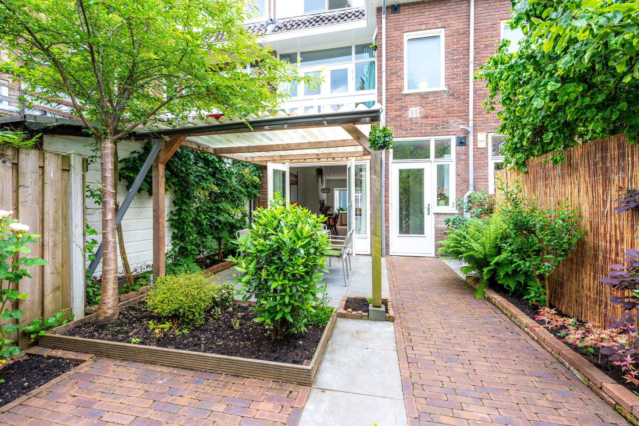 Charming 1930s Terraced Home with Four Bedrooms and Two Bathrooms in Nieuw Engeland — 15