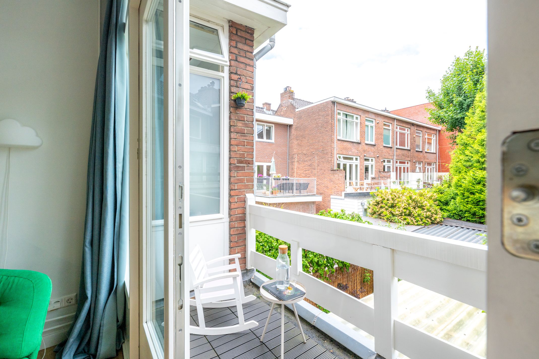 Charming 1930s Terraced Home with Four Bedrooms and Two Bathrooms in Nieuw Engeland — 30