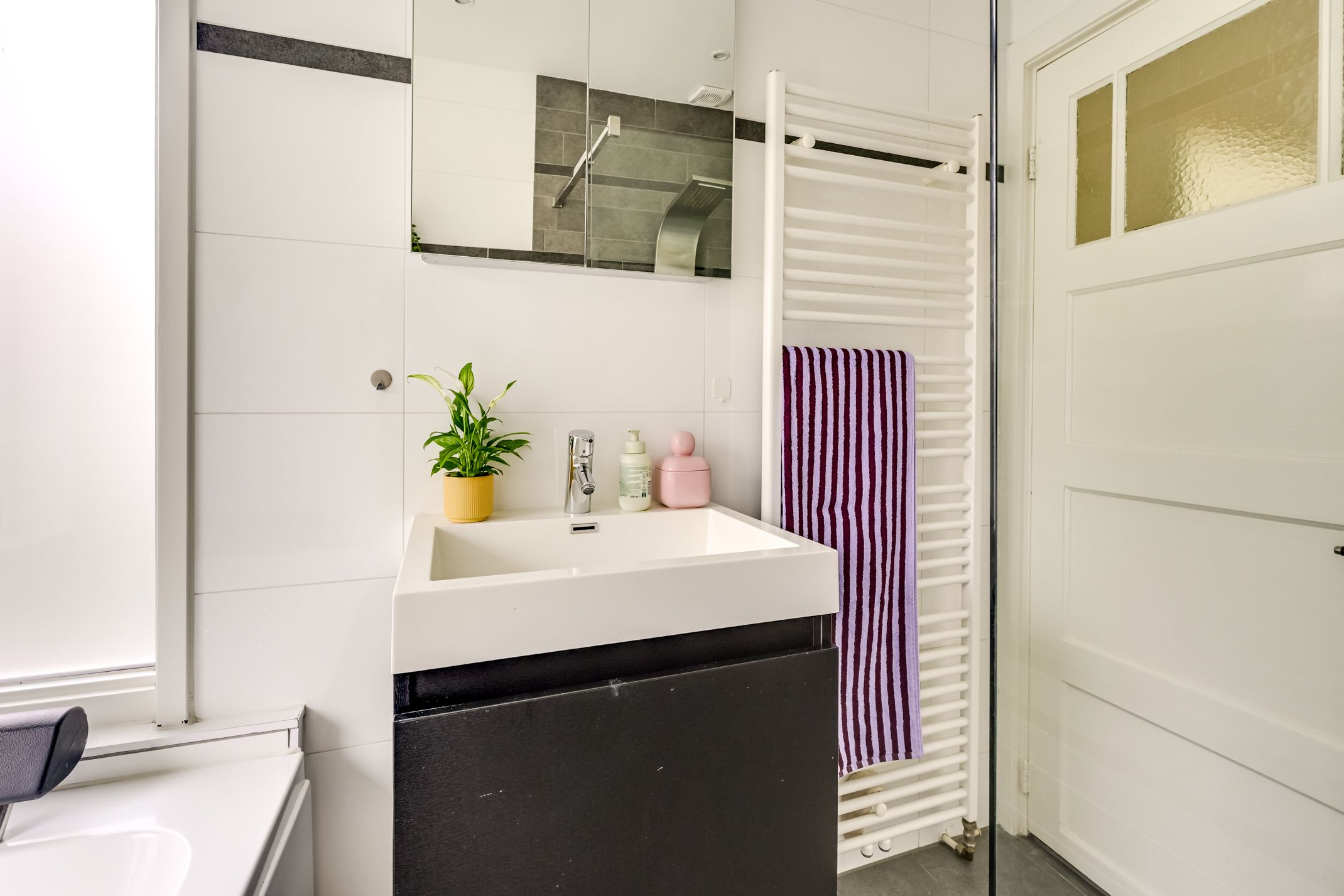 Charming 1930s Terraced Home with Four Bedrooms and Two Bathrooms in Nieuw Engeland — 36