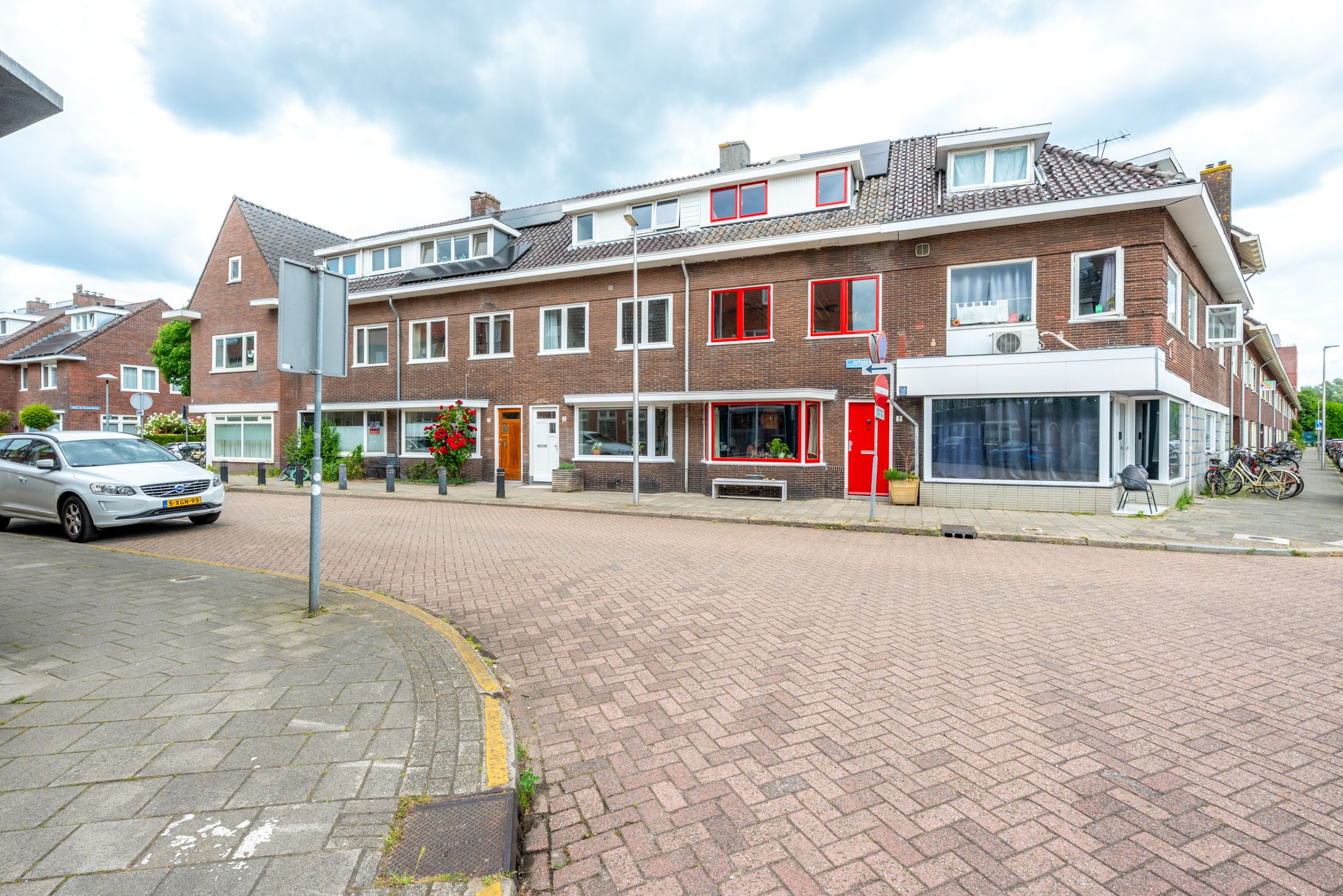 Charming 1930s Terraced Home with Four Bedrooms and Two Bathrooms in Nieuw Engeland — 54