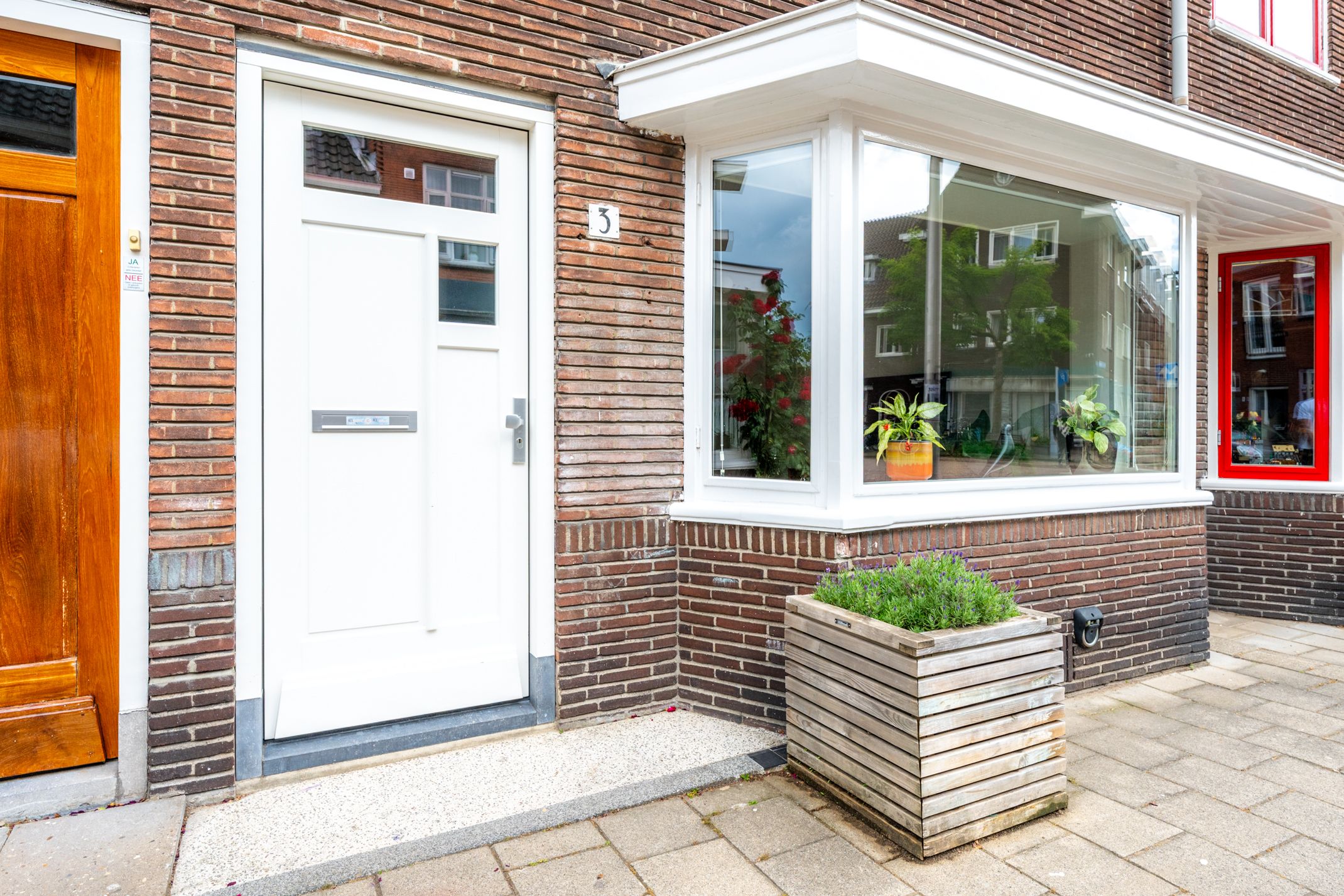 Charming 1930s Terraced Home with Four Bedrooms and Two Bathrooms in Nieuw Engeland — 51