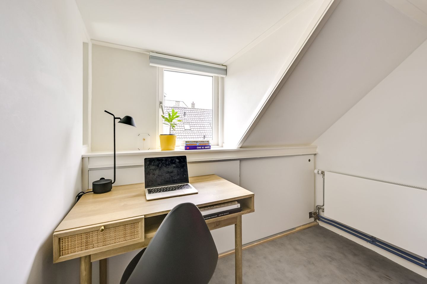 Charming 1930s Terraced Home with Four Bedrooms and Two Bathrooms in Nieuw Engeland — 50