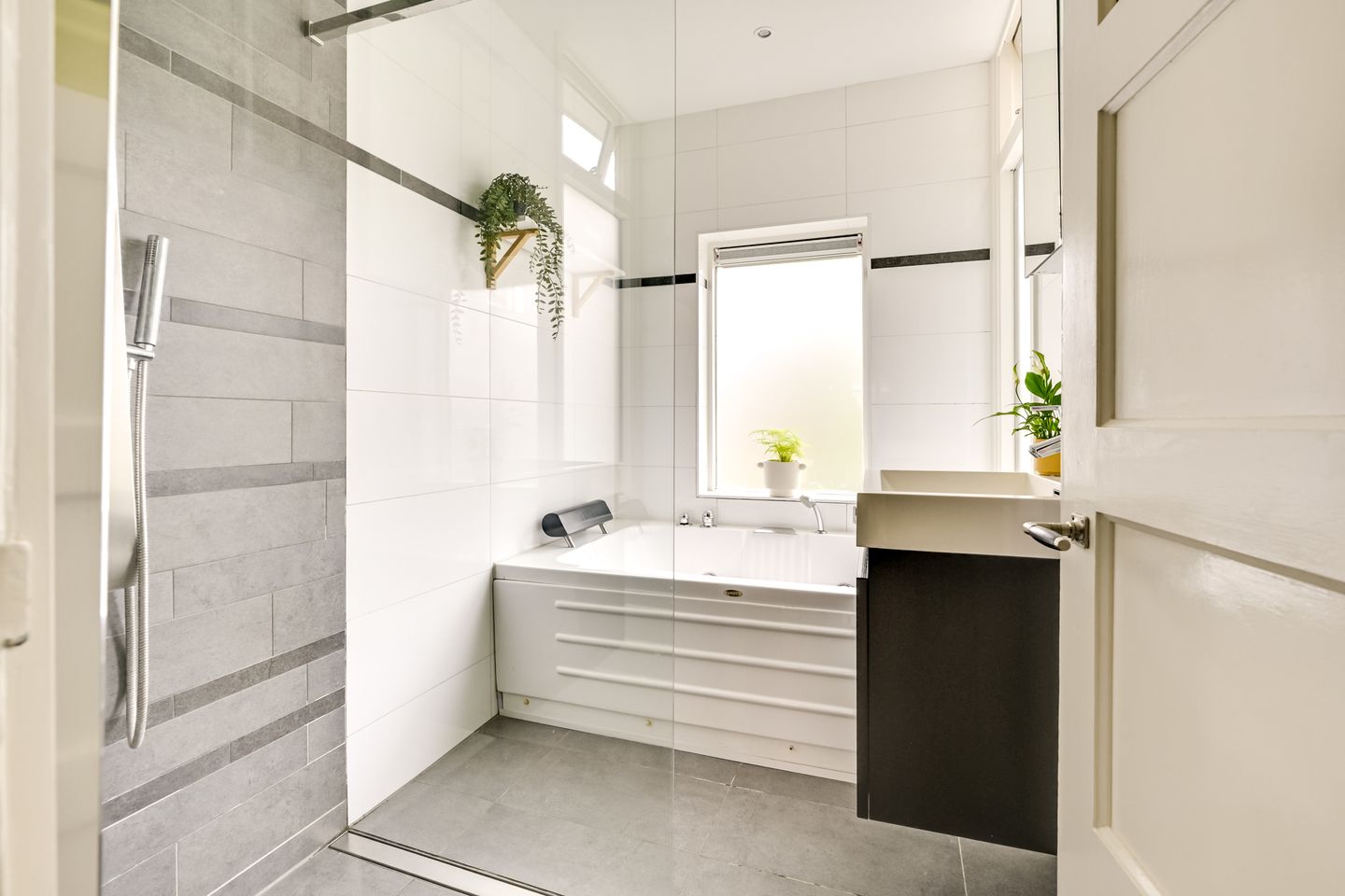 Charming 1930s Terraced Home with Four Bedrooms and Two Bathrooms in Nieuw Engeland — 34