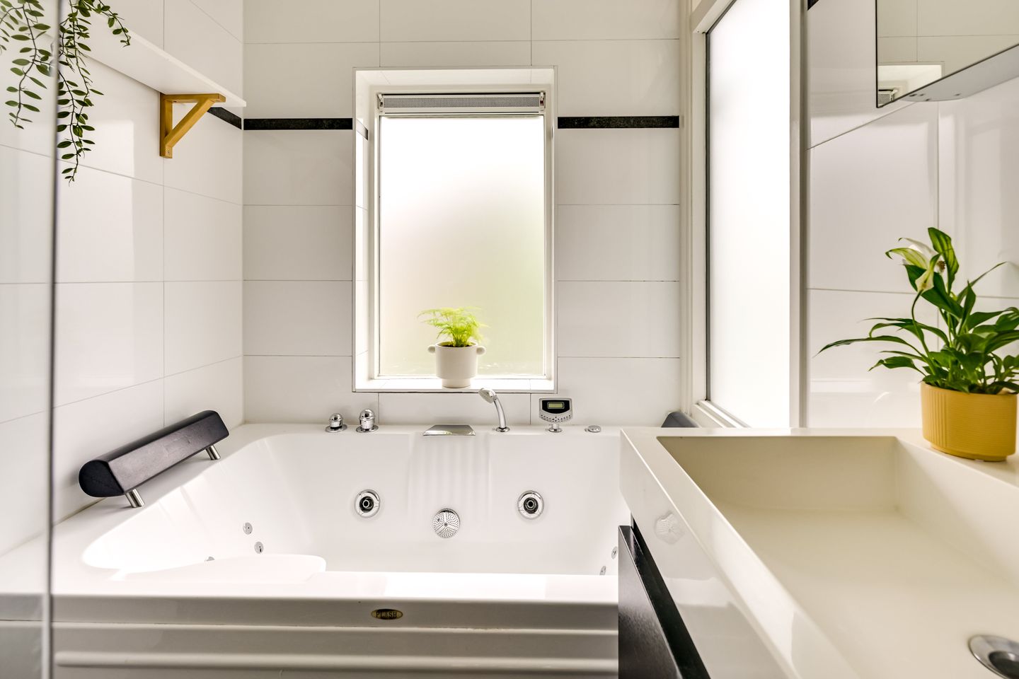 Charming 1930s Terraced Home with Four Bedrooms and Two Bathrooms in Nieuw Engeland — 35
