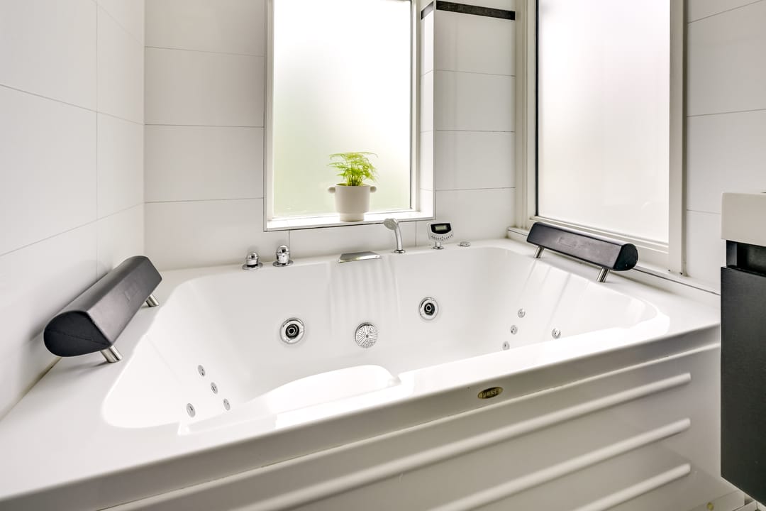 Charming 1930s Terraced Home with Four Bedrooms and Two Bathrooms in Nieuw Engeland — 38
