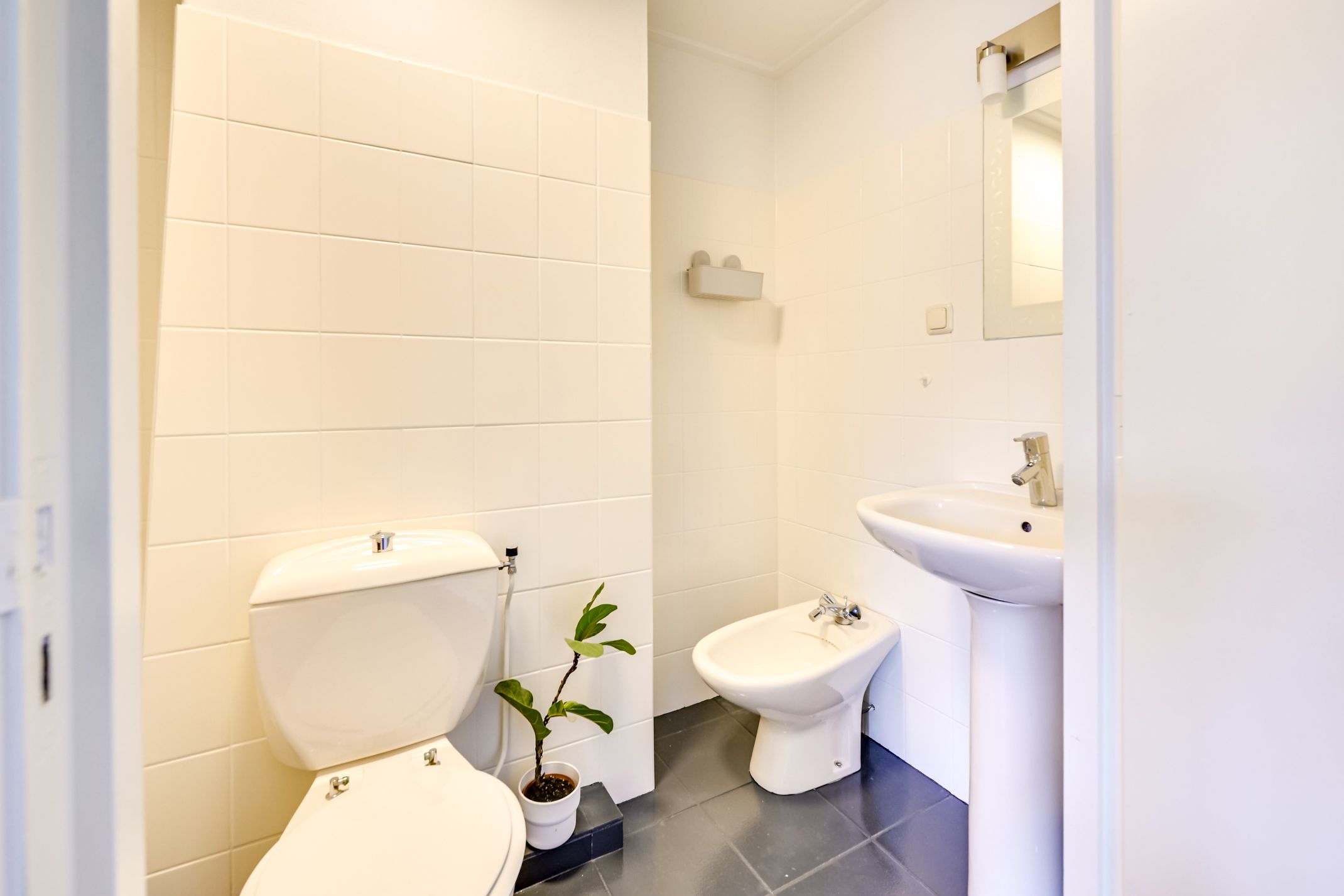 Charming 1930s Terraced Home with Four Bedrooms and Two Bathrooms in Nieuw Engeland — 45