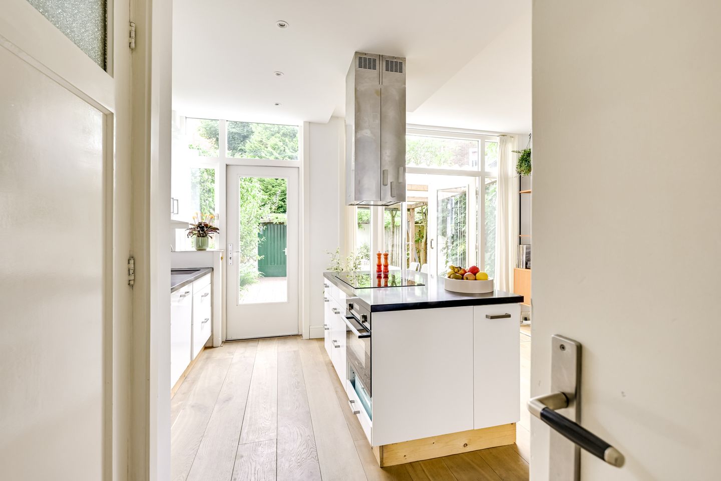Charming 1930s Terraced Home with Four Bedrooms and Two Bathrooms in Nieuw Engeland — 20