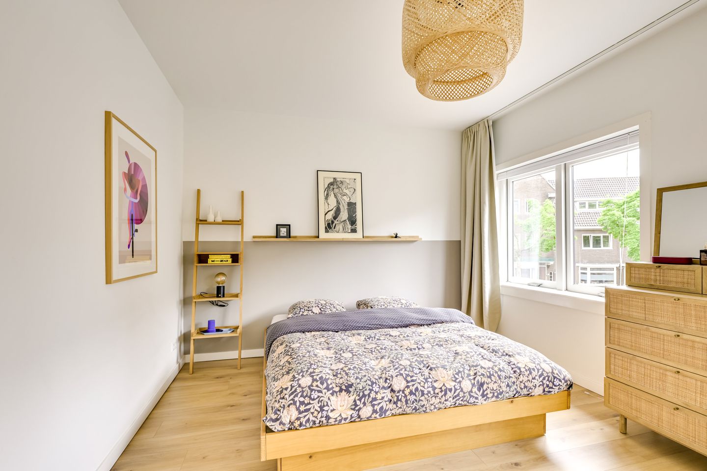 Charming 1930s Terraced Home with Four Bedrooms and Two Bathrooms in Nieuw Engeland — 25
