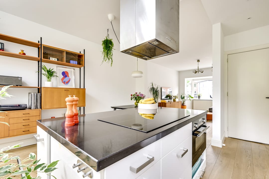 Charming 1930s Terraced Home with Four Bedrooms and Two Bathrooms in Nieuw Engeland — 13