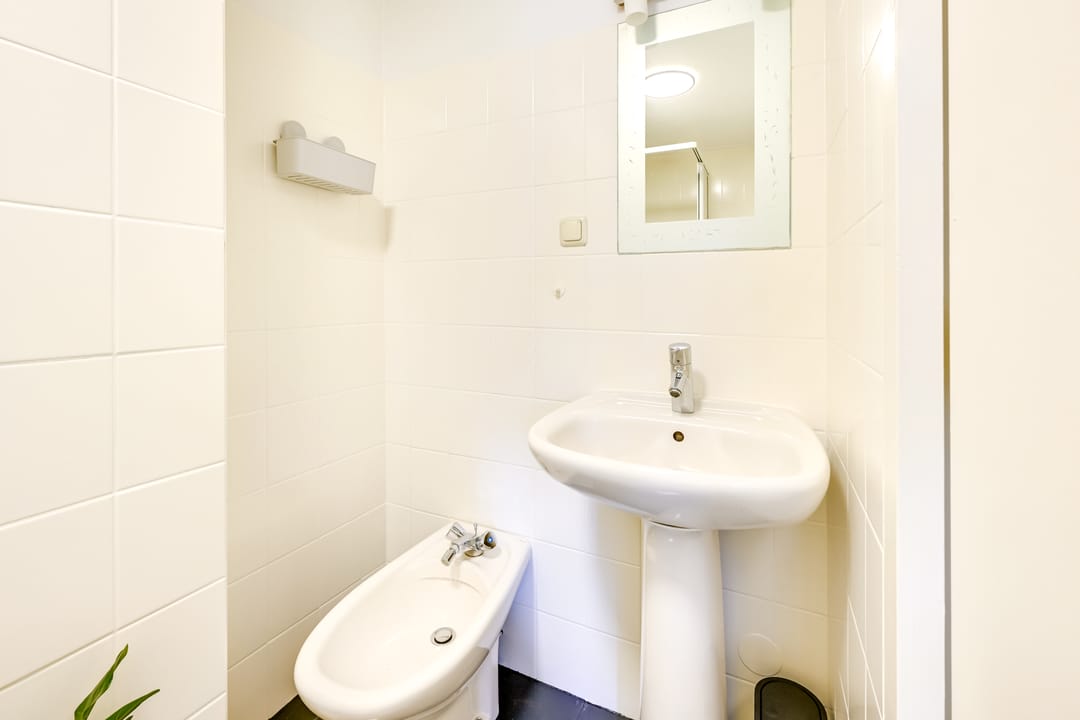 Charming 1930s Terraced Home with Four Bedrooms and Two Bathrooms in Nieuw Engeland — 47