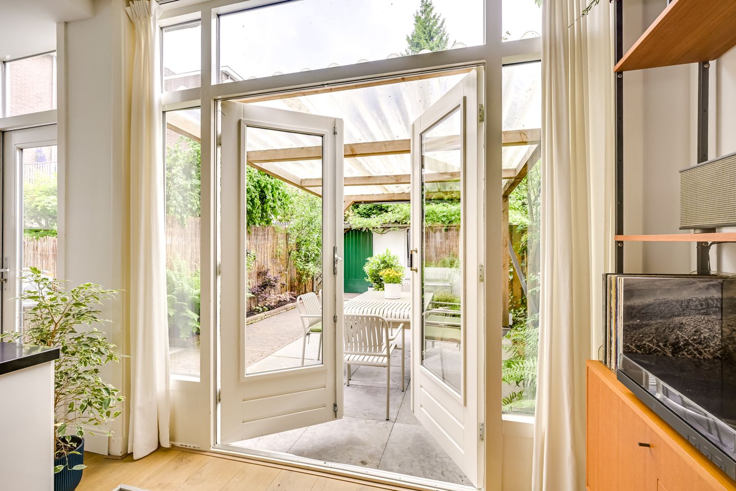 Charming 1930s Terraced Home with Four Bedrooms and Two Bathrooms in Nieuw Engeland — 14