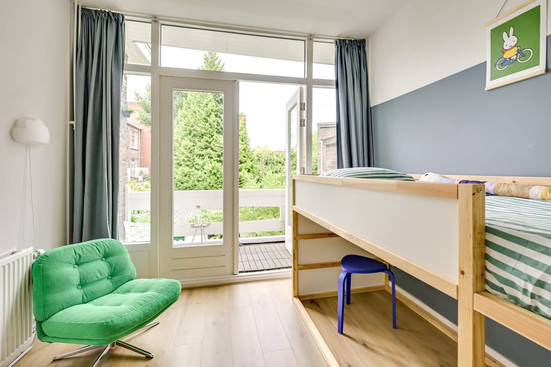 Charming 1930s Terraced Home with Four Bedrooms and Two Bathrooms in Nieuw Engeland — 28