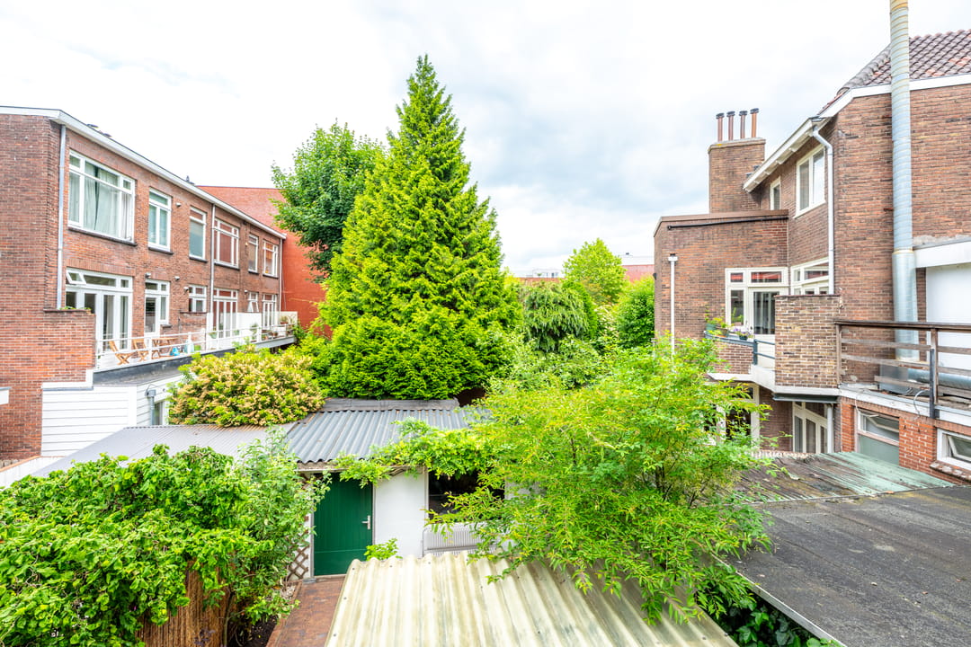 Charming 1930s Terraced Home with Four Bedrooms and Two Bathrooms in Nieuw Engeland — 32