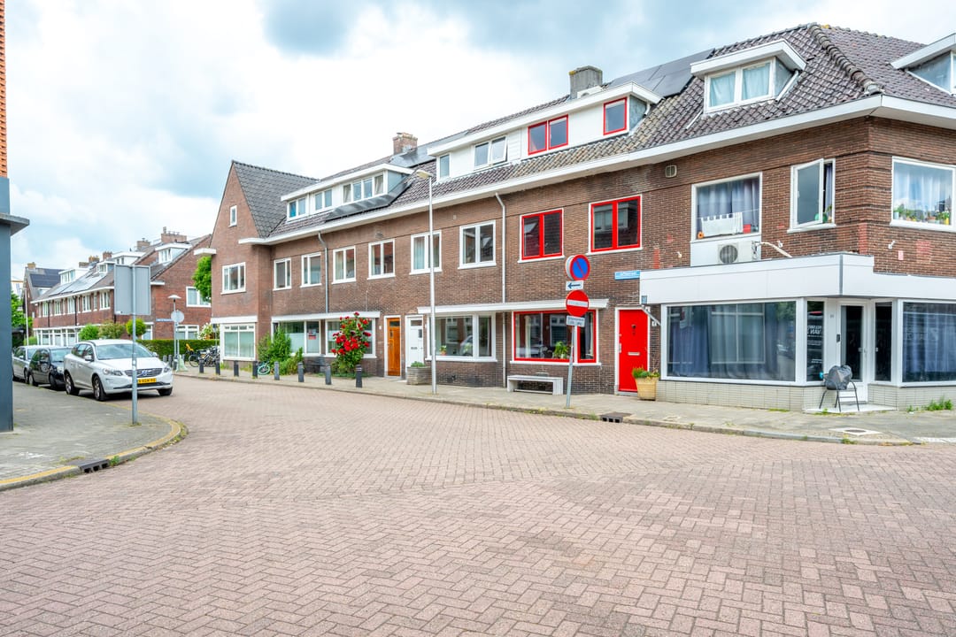 Charming 1930s Terraced Home with Four Bedrooms and Two Bathrooms in Nieuw Engeland — 53