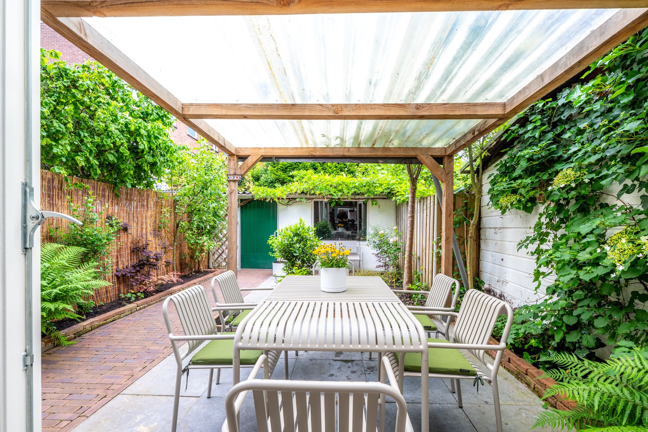 Charming 1930s Terraced Home with Four Bedrooms and Two Bathrooms in Nieuw Engeland — 18