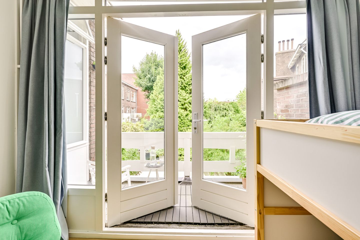 Charming 1930s Terraced Home with Four Bedrooms and Two Bathrooms in Nieuw Engeland — 29