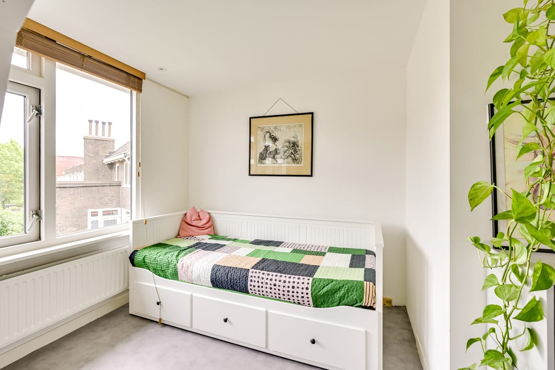 Charming 1930s Terraced Home with Four Bedrooms and Two Bathrooms in Nieuw Engeland — 41