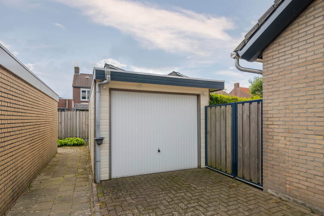 Move-in Ready Corner Home with Modern Finishes and Garage in Charming Kronenberg — 37