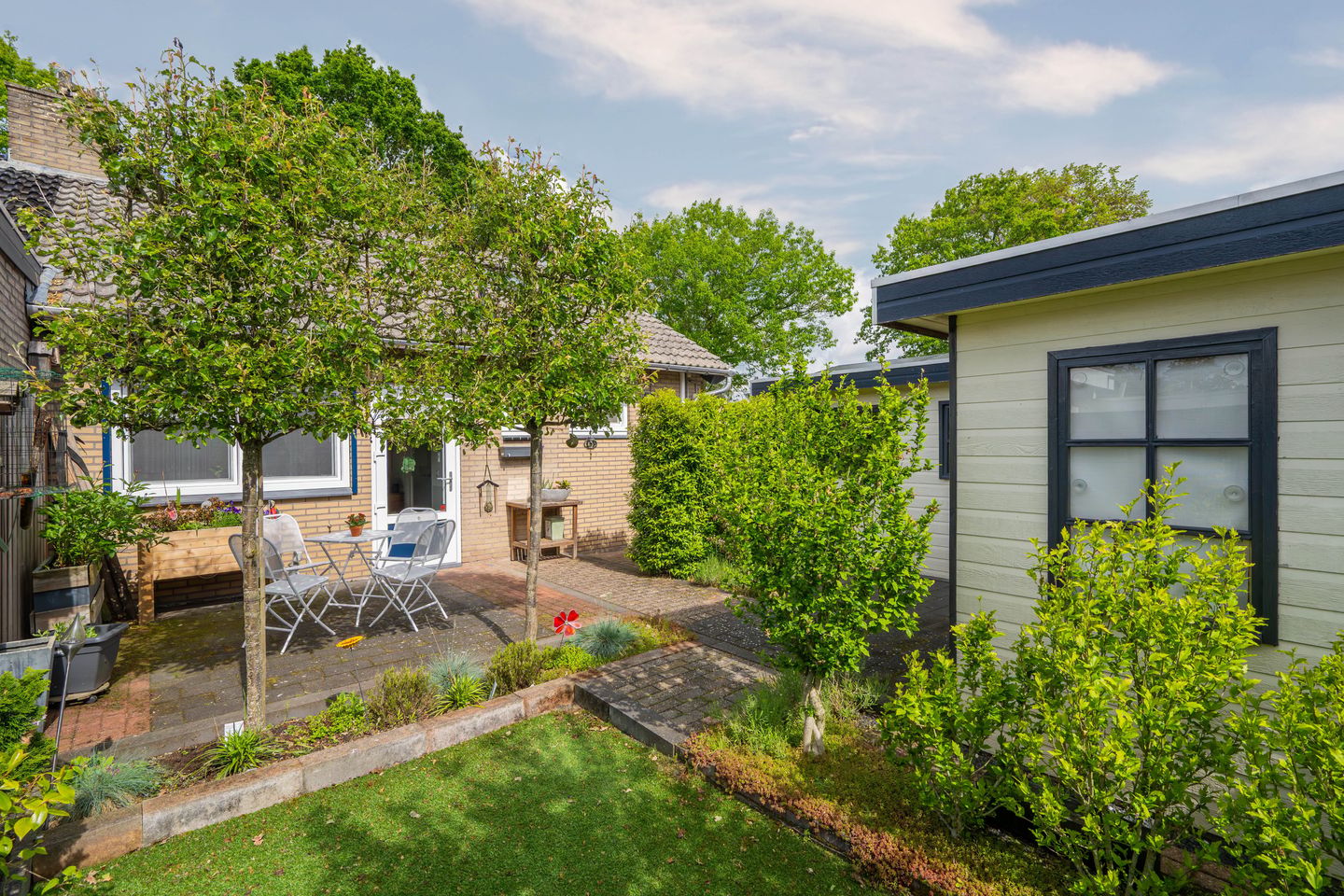 Move-in Ready Corner Home with Modern Finishes and Garage in Charming Kronenberg — 34