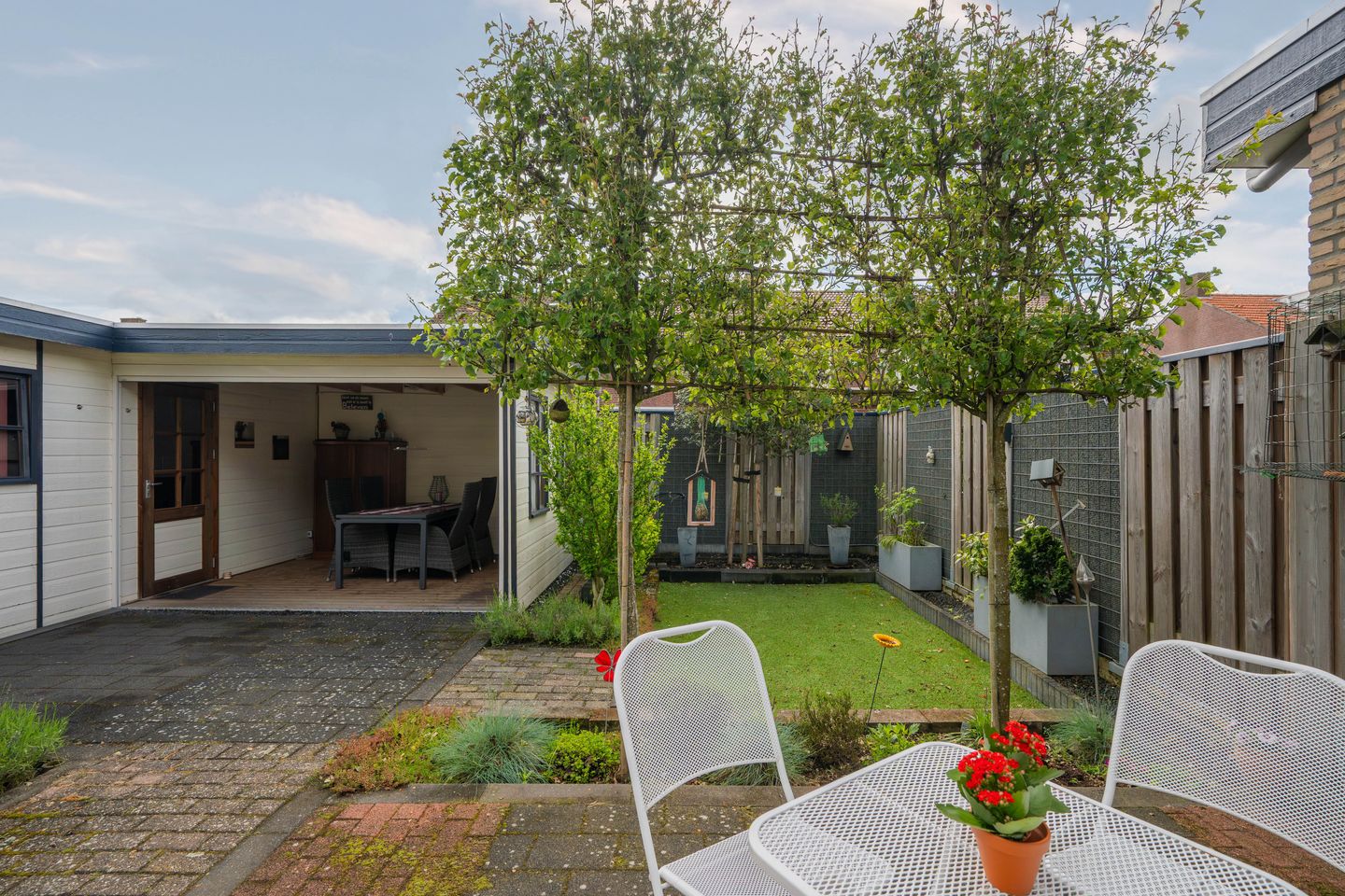 Move-in Ready Corner Home with Modern Finishes and Garage in Charming Kronenberg — 25