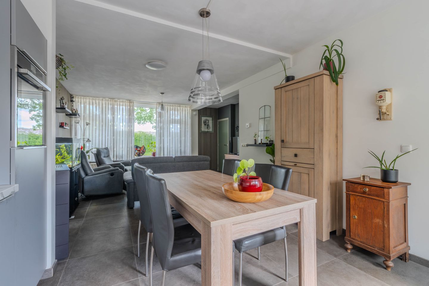 Move-in Ready Corner Home with Modern Finishes and Garage in Charming Kronenberg — 14