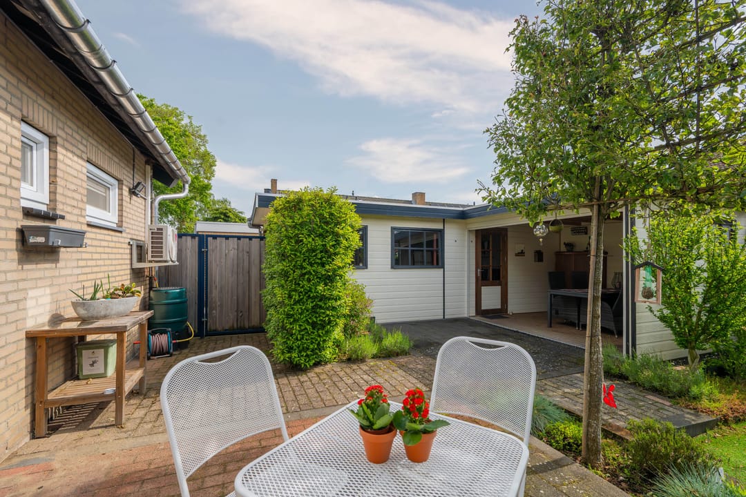 Move-in Ready Corner Home with Modern Finishes and Garage in Charming Kronenberg — 26