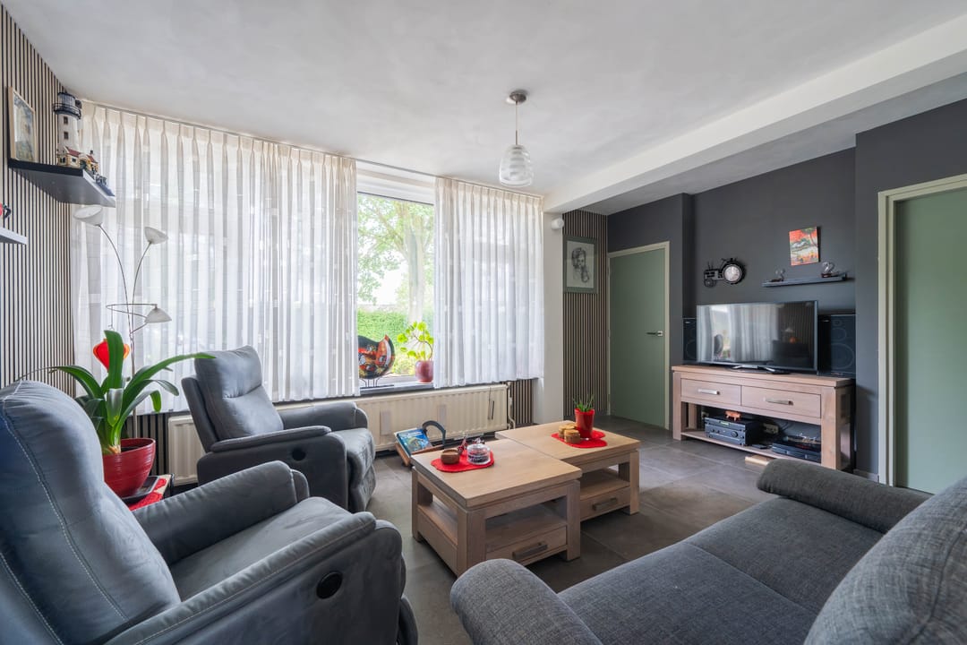 Move-in Ready Corner Home with Modern Finishes and Garage in Charming Kronenberg — 7