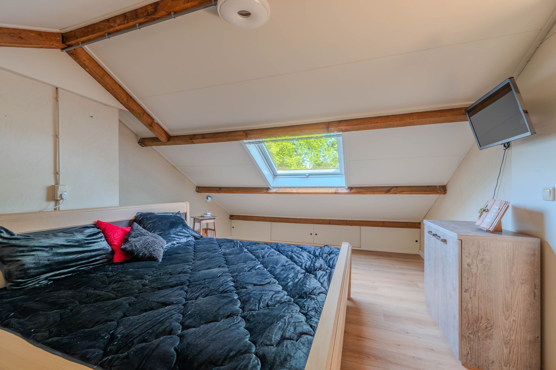 Move-in Ready Corner Home with Modern Finishes and Garage in Charming Kronenberg — 24