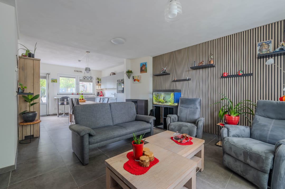 Move-in Ready Corner Home with Modern Finishes and Garage in Charming Kronenberg — 8