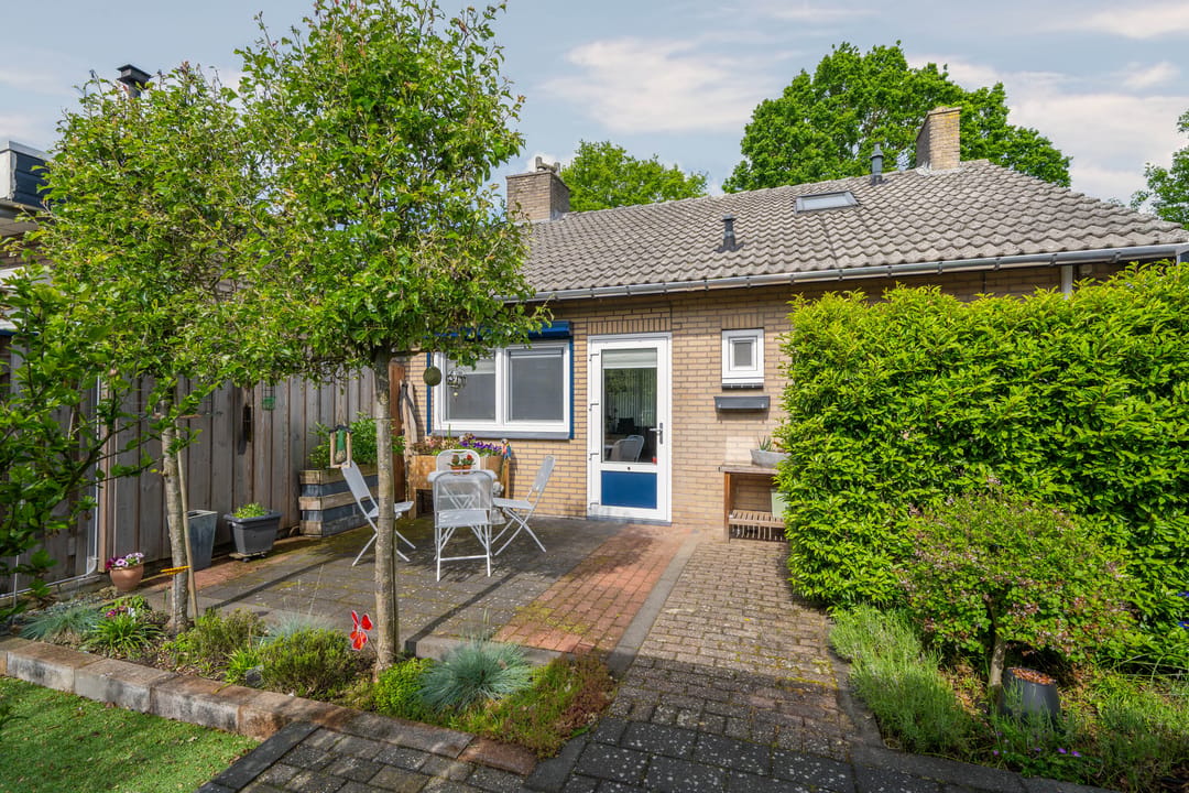 Move-in Ready Corner Home with Modern Finishes and Garage in Charming Kronenberg — 32