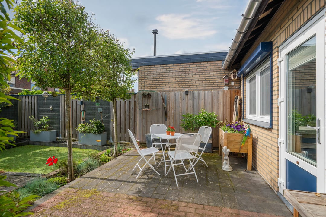 Move-in Ready Corner Home with Modern Finishes and Garage in Charming Kronenberg — 28