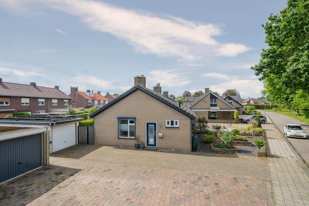 Move-in Ready Corner Home with Modern Finishes and Garage in Charming Kronenberg — 41