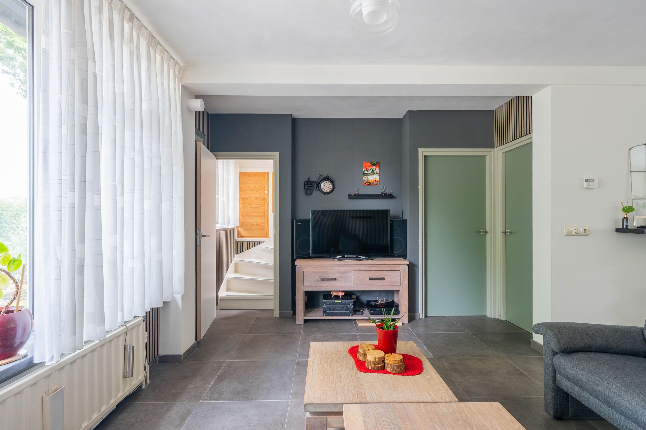 Move-in Ready Corner Home with Modern Finishes and Garage in Charming Kronenberg — 9